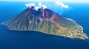 Read more about the article स्ट्राँबोली ज्वालामुखी (Stromboli Volcano)