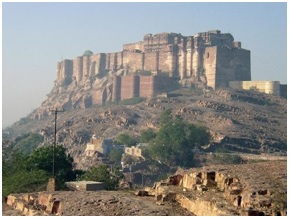 स्तरित स्मारके : जोधपूर श्रेणी आणि मलाणी अग्निज कुल संबंध (Stratigraphic Monuments : Jodhpur Series and Malani Igneous Suite Contact)