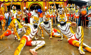 Read more about the article हुली वेशा (Huli Vesha)